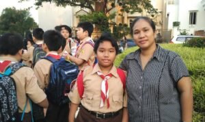 Ibu mengantar anaknya untuk mengikuti kegiatan Pramuka