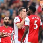 Wasit Stuart Attwell memberikan kartu merah (Foto skysports/Getty Images)