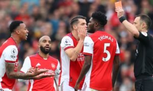 Wasit Stuart Attwell memberikan kartu merah (Foto skysports/Getty Images)