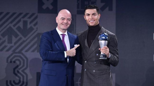 Cristiano Ronaldo meraih penghargaan spesial FIFA (Foto AP).
