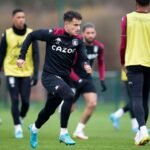 Coutinho melakukan pemanasan menjelang laga lawan Leeds United (Foto AVFC.co.uk).