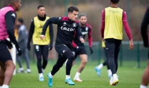 Coutinho melakukan pemanasan menjelang laga lawan Leeds United (Foto AVFC.co.uk).