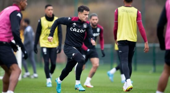 Coutinho melakukan pemanasan menjelang laga lawan Leeds United (Foto AVFC.co.uk).