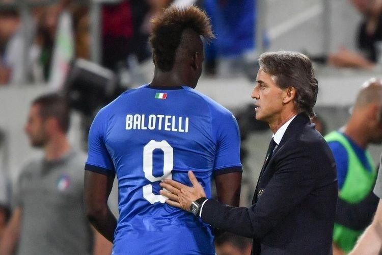 Mancini dan Balottelli (Foto AFP/Fabrice Coffrini).