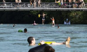 warga dan turis mandi di sungai aare swiss