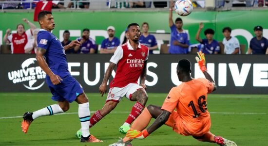 Thiago Silva tidak mampu mencegah Gabriel Jesus mencetakgol perdana Arsenal ke gawang Chelsea (Foto Skysports).