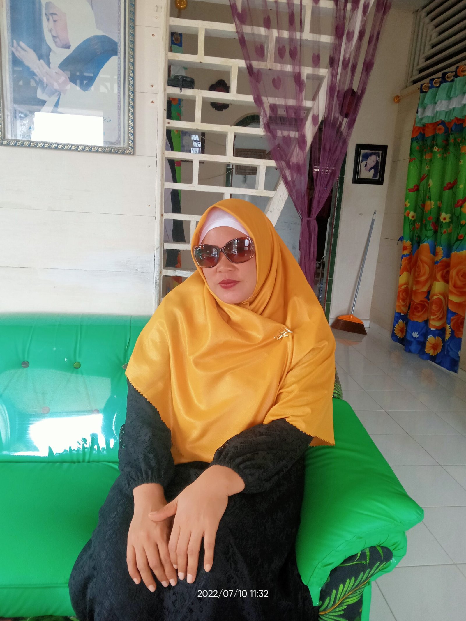 Istriku adalah leher kehidupanku