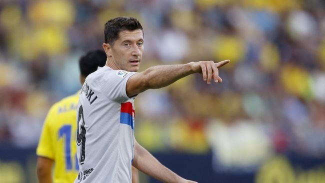 Lewandowski saat Cadiz-vs-Barcelon Foto REUTERS/Marcelo Del Pozo