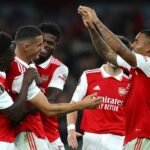 Pemain Arsenal berselebrasi gol (Foto LiveScore).