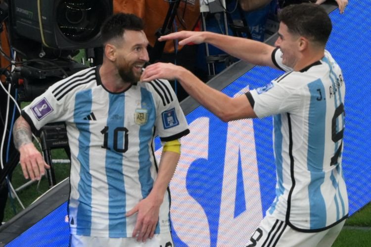 Lionel-Messi-dan-Alvarez-AFP-Paul-Ellis