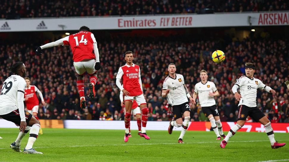 Eddie-Nketiah-menyundul-bola-untuk-gol-Arsenal-Foto-Reuters-David-Klein