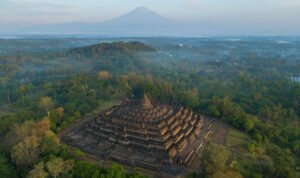 Borobudur,Temple,With,A,Background,Of,Sumbing,Mountain,At,Sunrise