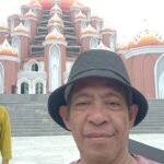 Berpose di depan masjid Kubah 99 di Pantai Losari Makassar 2023 (foto dok Nur Terbit)