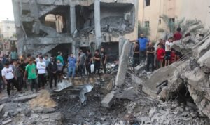 orang-orang-berkumpul-saat-warga-palestina-berupaya-mengeluarkan-korban-dari-bawah-reruntuhan-rumah-yang-hancur-akibat-seranga-6