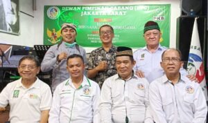 Ketua Umum DPP Berani (Duduk No. 2 dari kiri)/Bersama Para Pimpinan DPC Berani Jakbar (Sumber: DokDPC)
