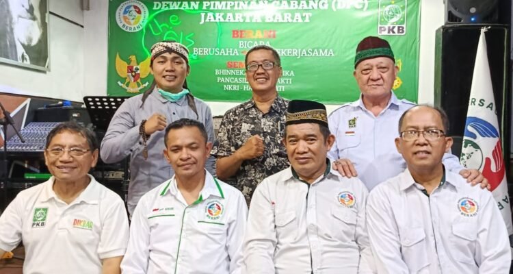 Ketua Umum DPP Berani (Duduk No. 2 dari kiri)/Bersama Para Pimpinan DPC Berani Jakbar (Sumber: DokDPC)
