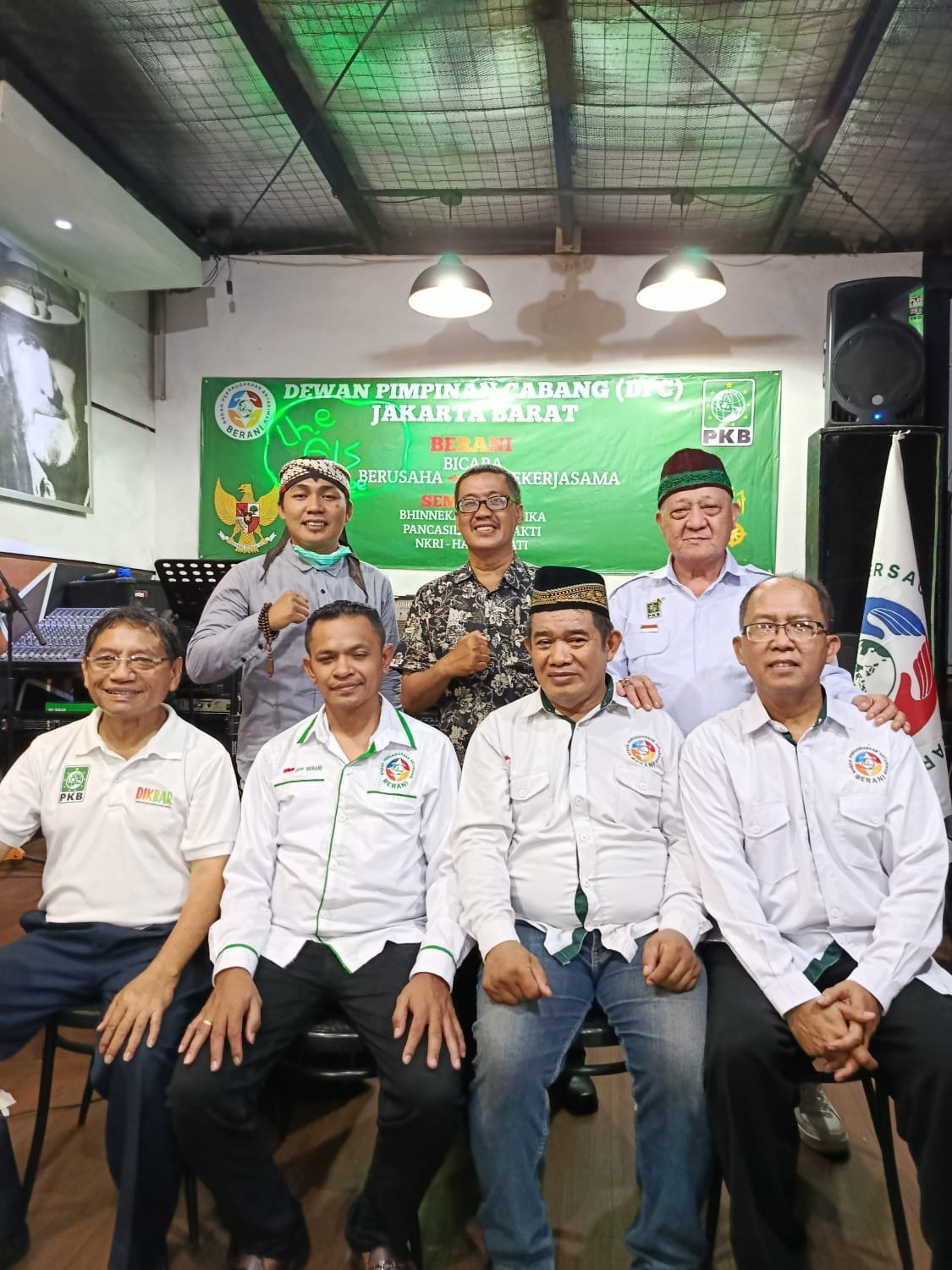 Ketua Umum DPP Berani (Duduk No. 2 dari kiri)/Bersama Para Pimpinan DPC Berani Jakbar (Sumber: DokDPC)