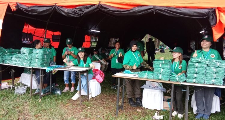 Sebagian relawan yang bertugas di Posko Registrasi