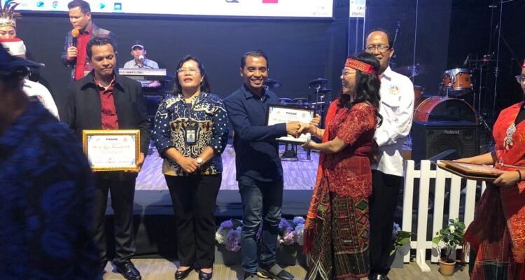 Sekwil DPW Berani Jakarta Dwi Kurniawan ST/Sedang Menerima Piagam dari Panitia (Sumber: Dokpanitia)