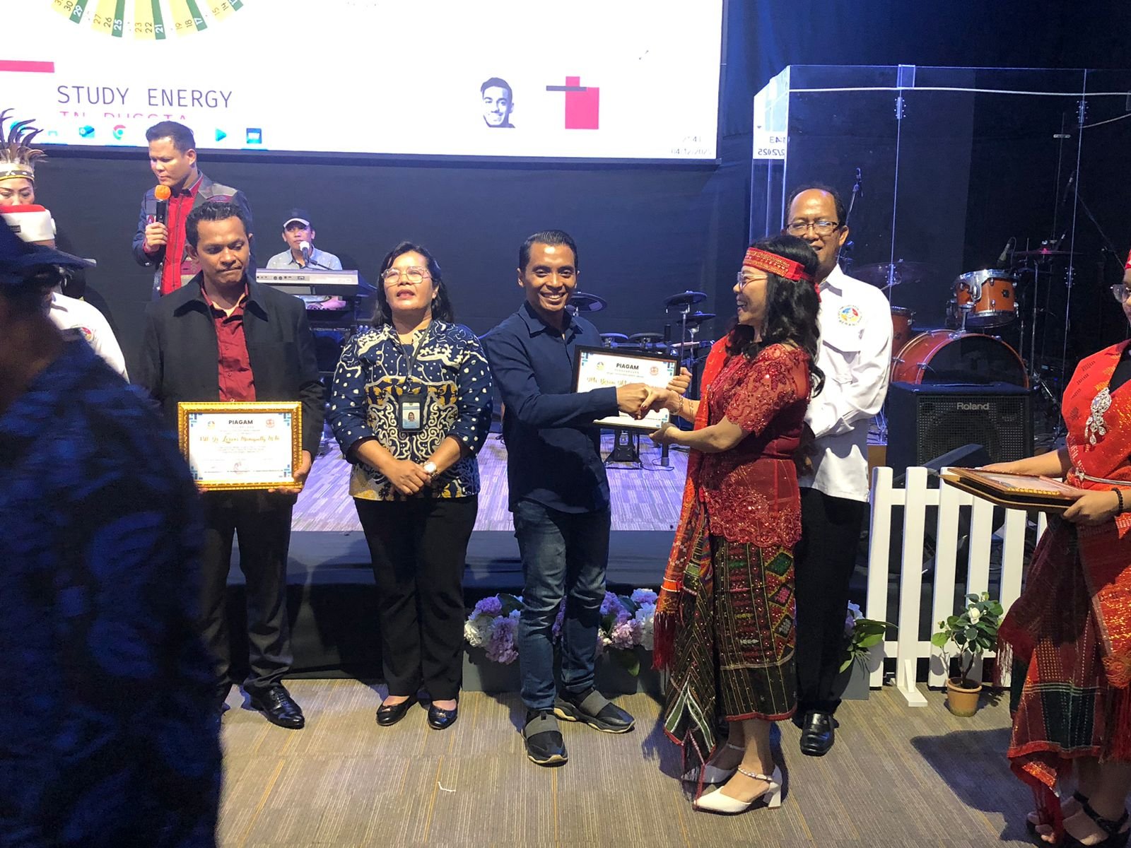 Sekwil DPW Berani Jakarta Dwi Kurniawan ST/Sedang Menerima Piagam dari Panitia (Sumber: Dokpanitia)