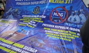 Spanduk yang di Bentangkan Pendemo di Depan Kantor BGN (Sumber: Dokpri)