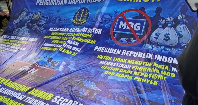 Spanduk yang di Bentangkan Pendemo di Depan Kantor BGN (Sumber: Dokpri)