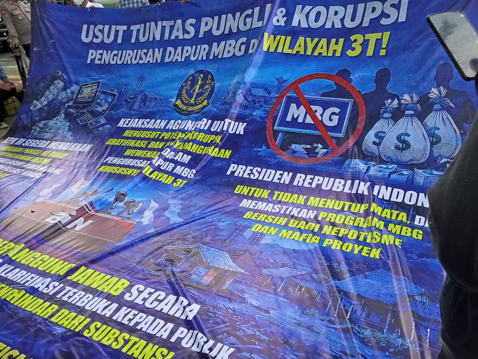 Spanduk yang di Bentangkan Pendemo di Depan Kantor BGN (Sumber: Dokpri)