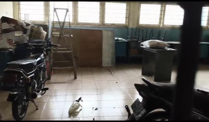 Menagih Janji Pramono/Rano, Ruang Kelas Dijadikan Parkir Motor, Siswa SD Tunas Karya 3 Belajar di Emperan