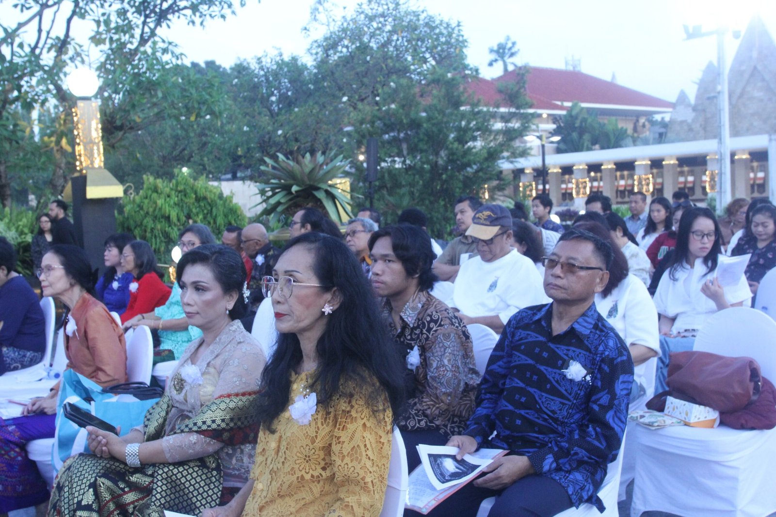 Kegiatan Ibadah dan Perayaan Paskah Subuh diikuti oleh sekitar 250 orang yang sebagian besar adalah Keluarga Pahlawan Kalibata.