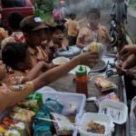 Ilustrasi - Murid-murid SD jajan di sekitar sekolah mereka di kawasan Kuningan, Jakarta Selatan, (20/2/2013 (Sumber: KOMPAS/IWAN SETIYAWAN)