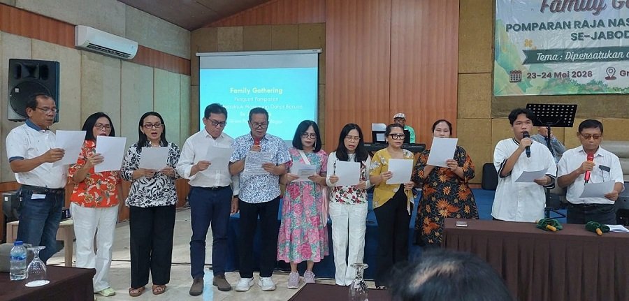 Keluarga besar Ompu Si Lela mempersembahkan lagu pujian dalam Ibadah Minggu (Sumber: Dokpanitia)