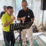 Dr. Raiders S Marpaung, M.M (Kiri) Bernyanyi Bersama Drs. Firmansyah, M.Pd/Kepala Dinas Perpustakaan dan Kearsipan Prov. DKI periode 2023-2024 (Dok: Panitia)