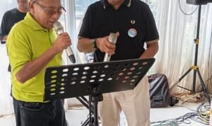Dr. Raiders S Marpaung, M.M (Kiri) Bernyanyi Bersama Drs. Firmansyah, M.Pd/Kepala Dinas Perpustakaan dan Kearsipan Prov. DKI periode 2023-2024 (Dok: Panitia)