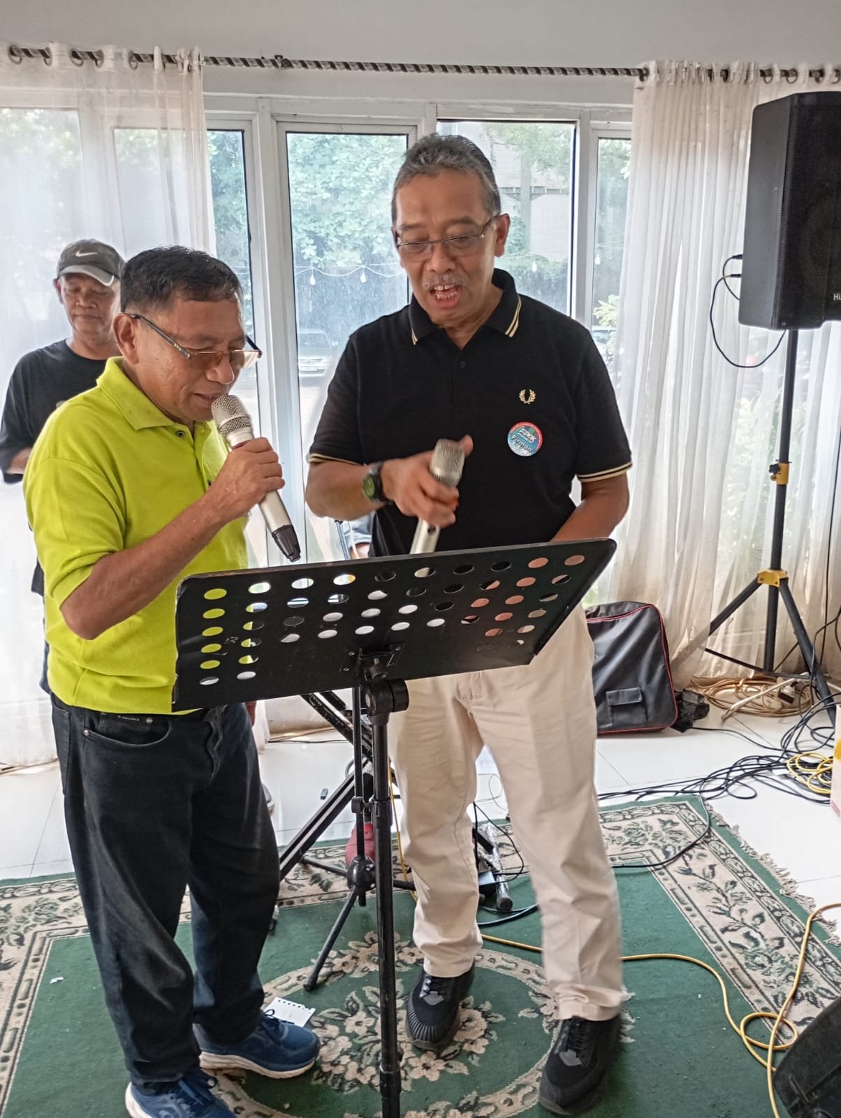 Dr. Raiders S Marpaung, M.M (Kiri) Bernyanyi Bersama Drs. Firmansyah, M.Pd/Kepala Dinas Perpustakaan dan Kearsipan Prov. DKI periode 2023-2024 (Dok: Panitia)