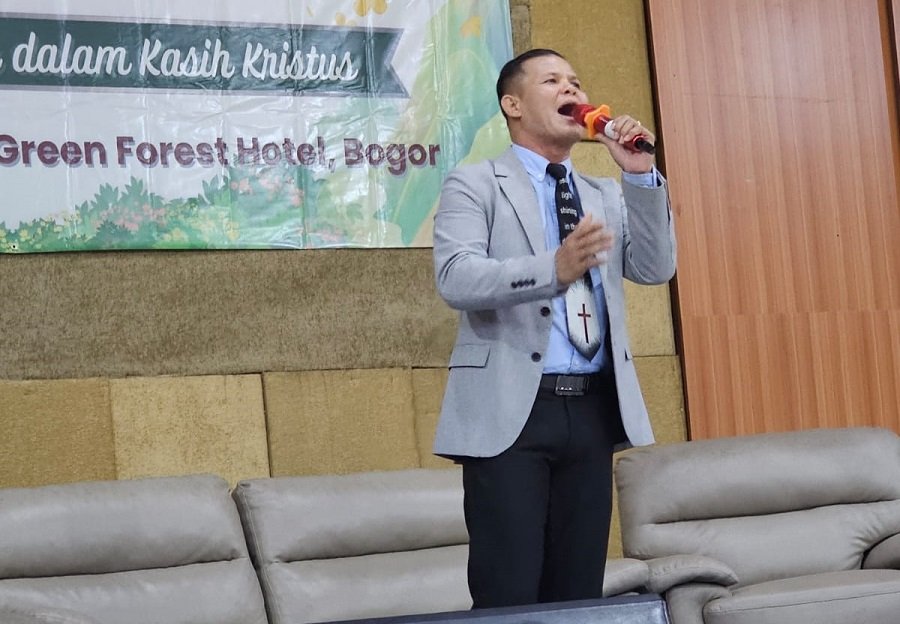 Pdt. Alberto Puji Marpaung, S.Th didaulat untuk bernyanyi (Sumber: Dokpanitia)
