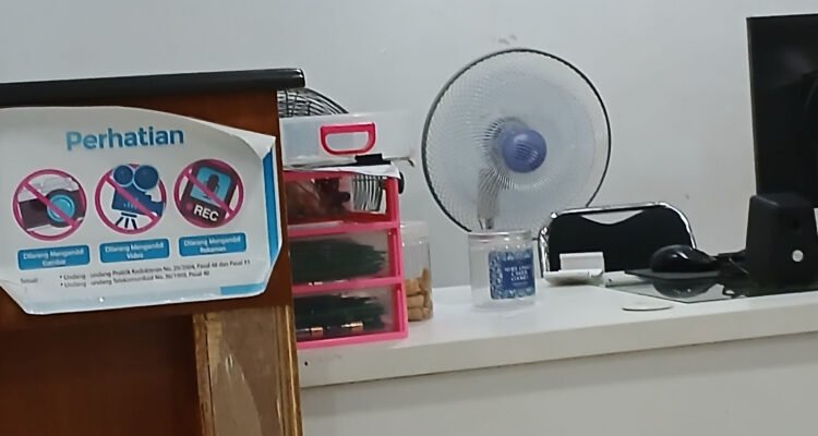 Tanda larangan memotret di sebuah poli di sebuah RSUD di Jakarta Timur (8/4/2026). (Foto: Dok/Pribadi/Syaiful W. Harahap)