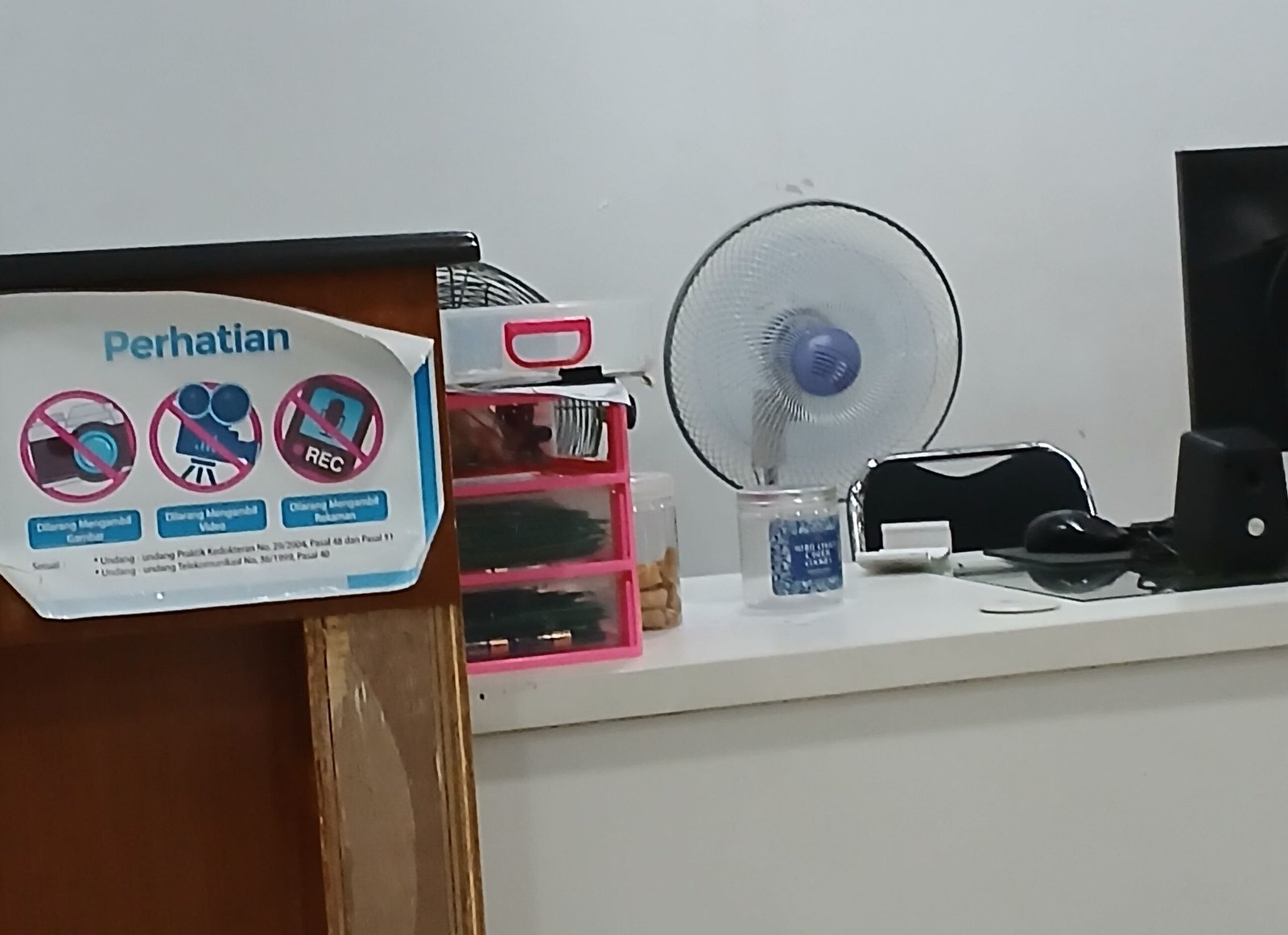 Tanda larangan memotret di sebuah poli di sebuah RSUD di Jakarta Timur (8/4/2026). (Foto: Dok/Pribadi/Syaiful W. Harahap)