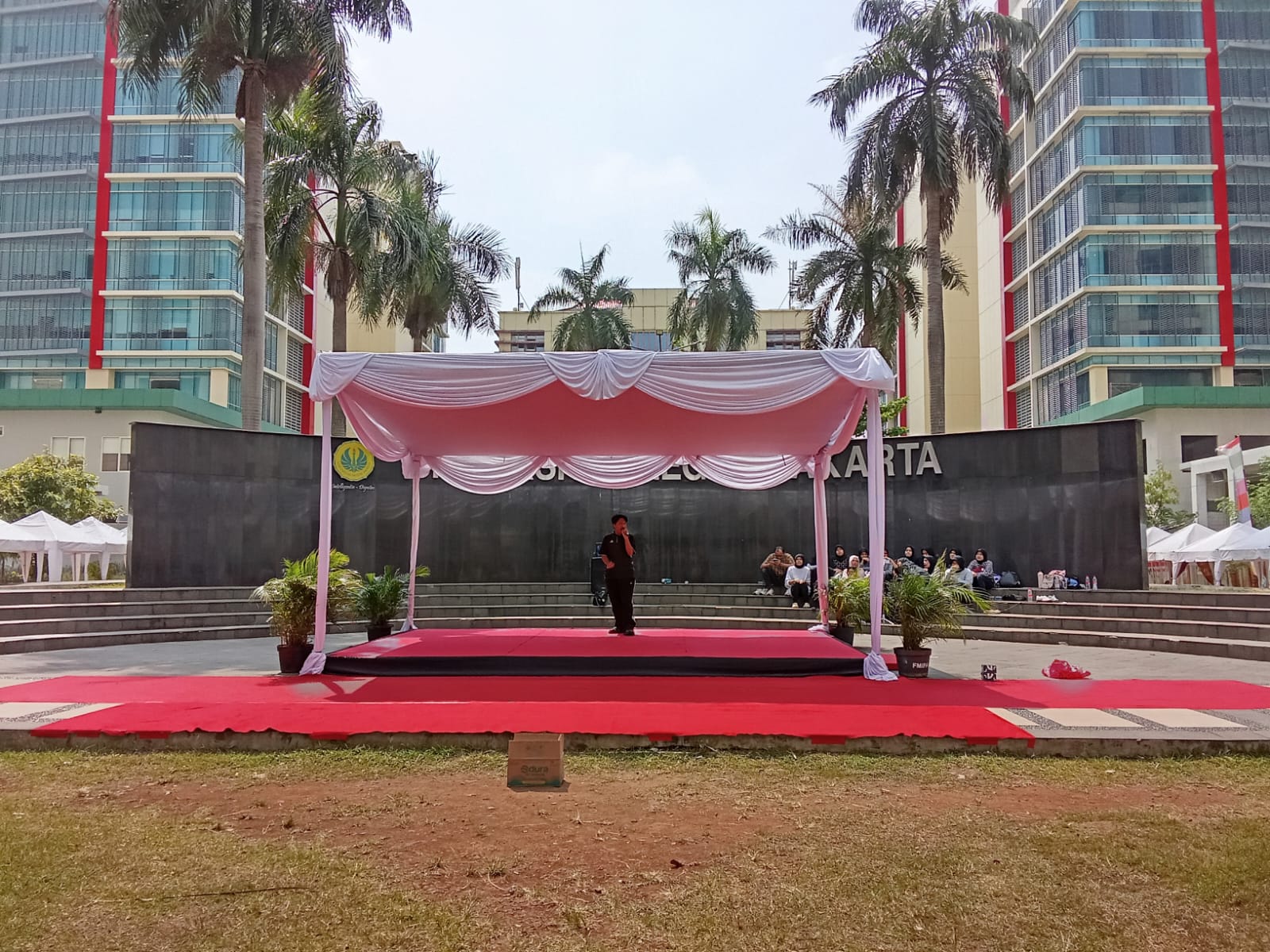 Salah seorang pengisi acara sedang mengikuti gladi bersih (Sumber: Dokpri)