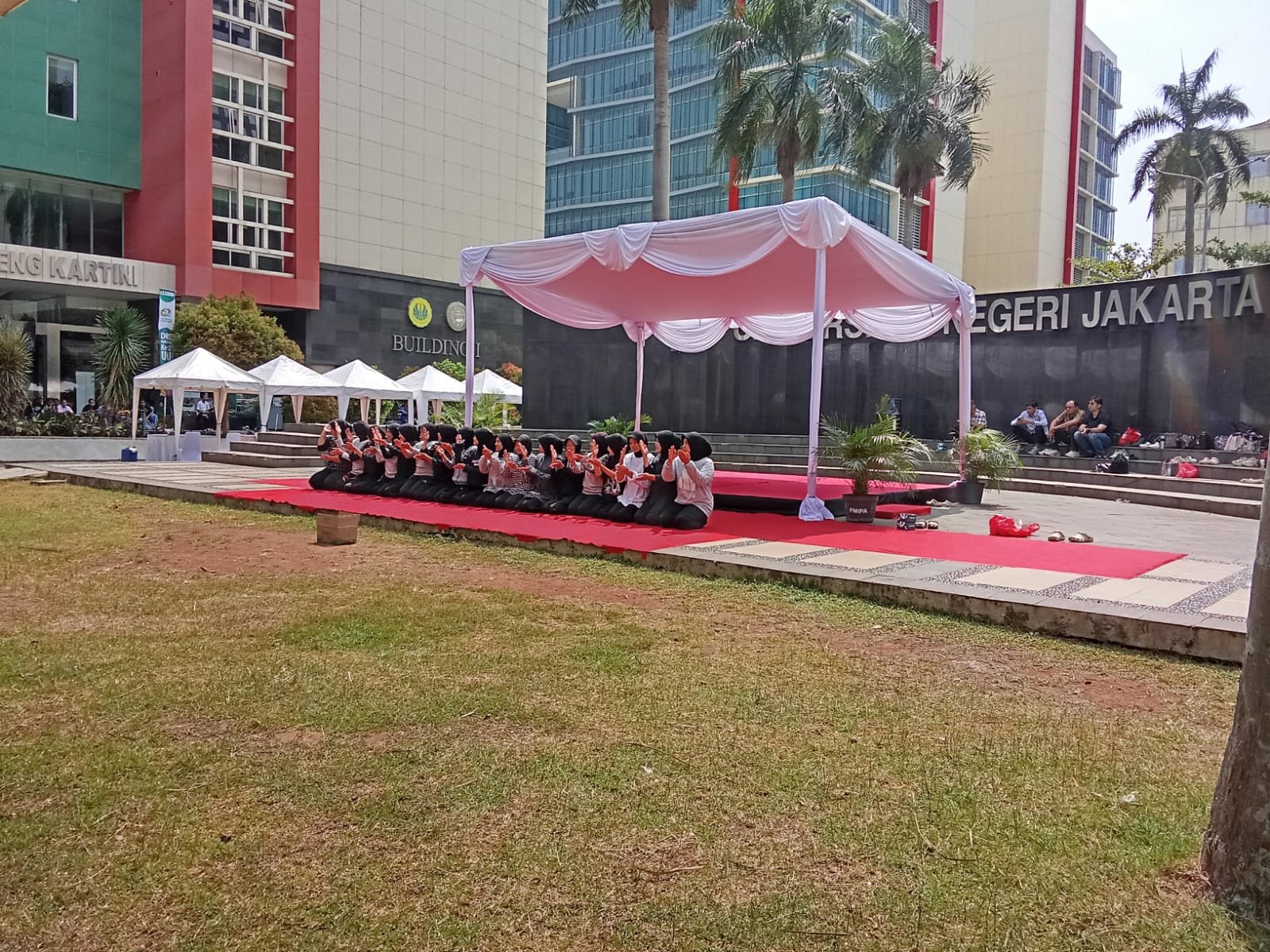 Pengisi acara tarian tradisional sedang mengikuti gladi bersih (Sumber: Dokpri)