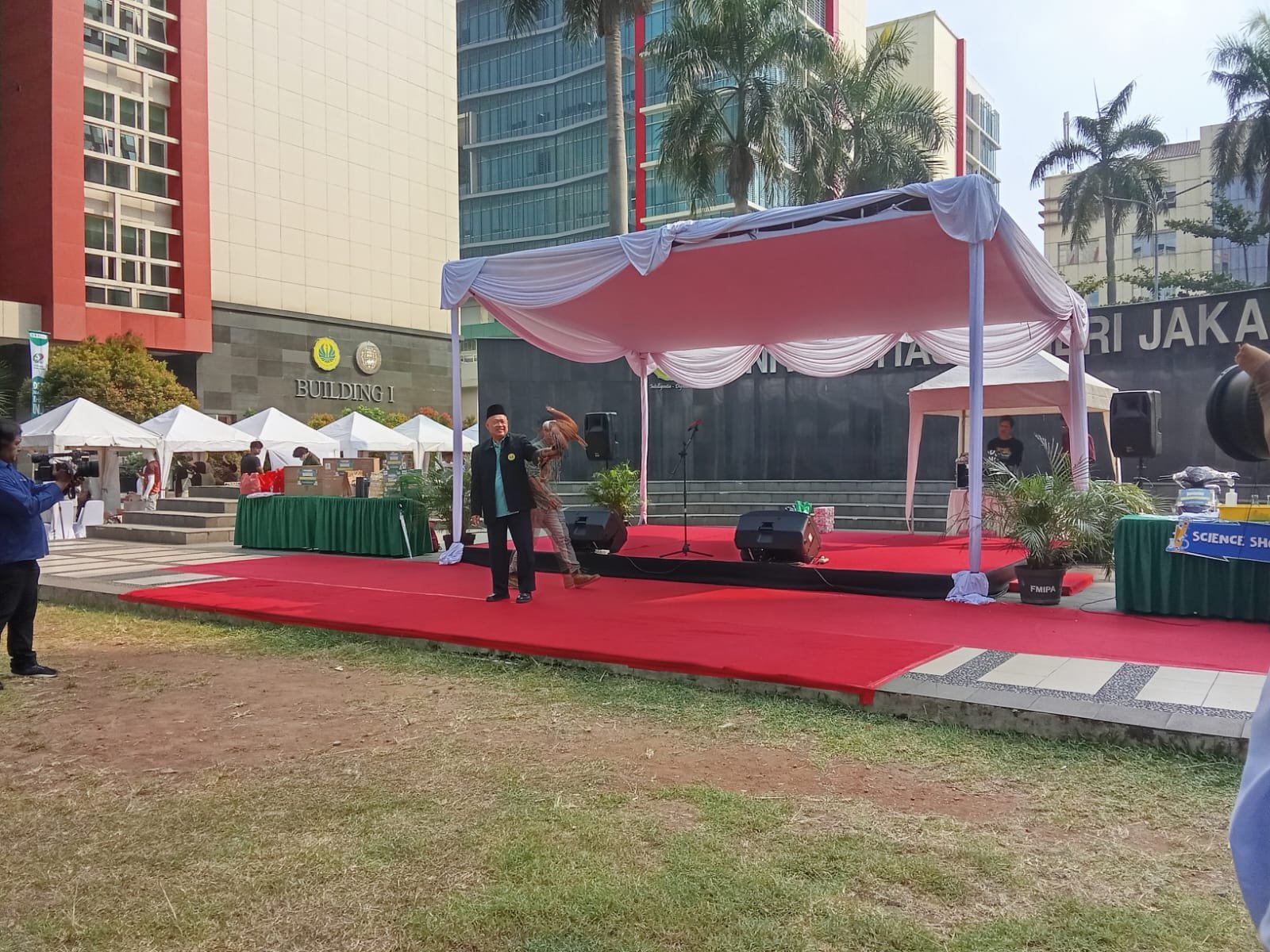Rektor UNJ Prof. Dr. Komarudin, M.Si sedang membuka kegiatan Expo UNJ 2026 (Sumber: Dokpri)