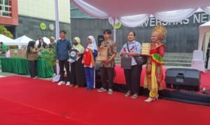 Expo UNJ Sebagian pengunjung kegiatan Expo UNJ 2026 sedang menerima hadiah doorprize (Sumber: Dokpri)