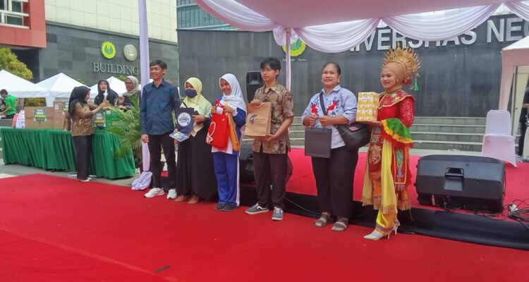 Expo UNJ Sebagian pengunjung kegiatan Expo UNJ 2026 sedang menerima hadiah doorprize (Sumber: Dokpri)