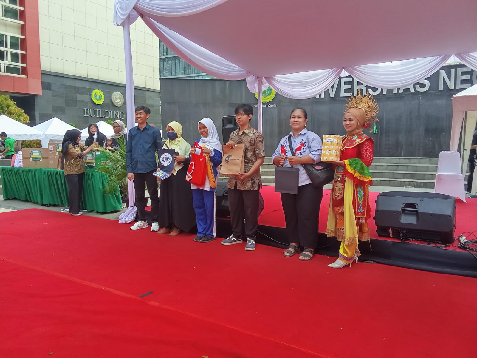 Sebagian pengunjung kegiatan Expo UNJ 2026 sedang menerima hadiah doorprize (Sumber: Dokpri)